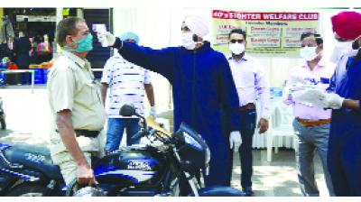 ਚੰਡੀਗੜ੍ਹ ਯੂਨੀਵਰਸਟੀ ਦੇ ਵਿਦਿਆਰਥੀ ਸੁਖਪ੍ਰੀਤ ਸਿੰਘ ਤੇ ਸਾਗਰਪ੍ਰੀਤ ਅਤੇ ਕਲੱਬ ਦੇ ਹੋਰ ਮਂੈਬਰ ਚੰਡੀਗੜ੍ਹ ਦੇ ਸੈਕਟਰ 40 'ਚ ਆਉਣ-ਜਾਣ ਵਾਲੇ ਲੋਕਾਂ ਦੀ ਥਰਮਲ ਚੈਕਿੰਗ ਕਰਦੇ ਹੋਏ।