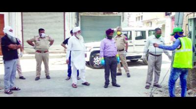 ਵੱਡੀ ਮੰਡੀ ਪੱਟੀ ਨੂੰ ਸੀਲ ਕਰਾਉਂਦੇ ਹੋਏ ਅਜੇ ਕੁਮਾਰ ਖੁਲਰ ਥਾਣਾ ਮੁਖੀ ਤੇ ਰਣਵੀਰ ਕੁਮਾਰ ਸੂਦ।