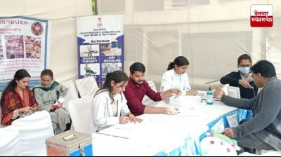 ਕੈਂਪ ਦੌਰਾਨ ਡਾਕਟਰ ਮਰੀਜ਼ਾਂ ਦਾ ਚੈਕਅੱਪ ਕਰਦੇ ਹੋਏ 