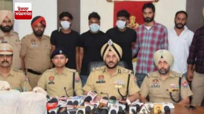 ਫੜੇ ਗਏ ਮੁਲਜ਼ਮਾਂ ਬਾਰੇ ਪੁਲਿਸ ਅਧਿਕਾਰੀ ਜਾਣਕਾਰੀ ਦਿੰਦੇ ਹੋਏ 