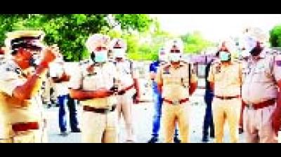 ਨਾਕਾਬੰਦੀ ਦਾ ਜ਼ਾਇਜ਼ਾ ਲੈਂਦੇ ਹੋਏ ਆਈਜੀ ਬਠਿੰਡਾ, ਜ਼ਿਲ੍ਹਾ ਪੁਲਿਸ ਕਪਤਾਨ ਤੇ ਹੋਰ। ਸੰਜੂ