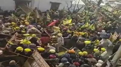 The atmosphere is tense again in Zira: the protesters broke the police barricade