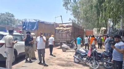 ਪੁਲਿਸ ਮੁਲਜ਼ਮ ਜਾਂਚ ਕਰਦੇ ਹੋਏ 