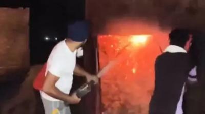 ਅੱਗ ’ਤੇ ਕਾਬੂ ਪਾਉਂਦੇ ਹੋਏ ਫ਼ਾਇਰ ਬ੍ਰਿਗੇਡ ਕਰਮਚਾਰੀ