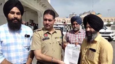 ਮੈਨੇਜਰ ਗੁਰਪ੍ਰੀਤ ਸਿੰਘ ਡੀਸੀਪੀ ਨੂੰ ਲਿਖ਼ਤੀ ਸ਼ਿਕਾਇਤ ਦਿੰਦੇ ਹੋਏ 