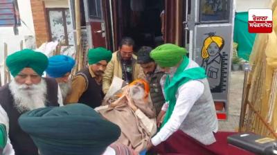  ਮੀਟਿੰਗ ਲਈ ਡੱਲੇਵਾਲ ਪ੍ਰਾਈਵੇਟ ਐਂਬੂਲੈਂਸ 'ਚ ਚੰਡੀਗੜ੍ਹ ਲਈ ਰਵਾਨਾ ਹੁੰਦੇ ਹੋਏ 