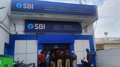 Robbers looted 8 lakh rupees from the bank in Tarn Taran news in punjabi