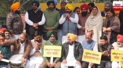 Chandigarh Police stopped AAP leaders who were going to surround Bajwa's house, used water canal