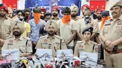 ਫੜੇ ਗਏ ਮੁਲਜ਼ਮਾਂ ਬਾਰੇ ਜਲੰਧਰ ਦੇਹਾਤ ਐਸ.ਐਸ.ਪੀ ਜਾਣਕਾਰੀ ਦਿੰਦੇ ਹੋਏ 