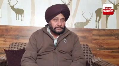 ਅਮਰੀਕਾ ਤੋਂ ਡਿਪੋਰਟ ਹੋ ਕੇ ਆਏ ਸੁਖਵਿੰਦਰ ਸਿੰਘ ਦੇ ਪਿਤਾ ਜਾਣਕਾਰੀ ਦਿੰਦੇ ਹੋਏ 