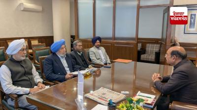  ਕੈਬਨਿਟ ਮੰਤਰੀ ਮੋਹਿੰਦਰ ਭਗਤ ਅਧਿਕਾਰੀਆਂ ਨਾਲ ਮੀਟਿੰਗ ਕਰਦੇ ਹੋਏ 