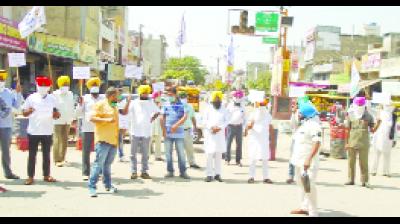 ਡਾ. ਚਰਨਜੀਤ ਸਿੰਘ ਆਪ ਵਲੰਟੀਅਰਾਂ ਨਾਲ ਬਿਜਲੀ, ਪਾਣੀ ਦੇ ਬਿੱਲ ਤੇ ਸਕੂਲ ਫ਼ੀਸਾਂ ਮੁਆਫ਼ ਕਰਨ ਨੂੰ ਲੈ ਕੇ ਵਿਸਵਕਰਮਾਂ ਚੌਕ 'ਚ ਰੋਸ ਧਰਨਾ ਦਿੰਦੇ ਹੋਏ।