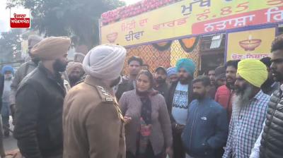 ਮੌਕੇ ’ਤੇ ਪਹੁੰਚ ਕੇ ਪੁਲਿਸ ਮੁਲਾਜ਼ਮ ਕਾਰਵਾਈ ਕਰਦੇ ਹੋਏ 