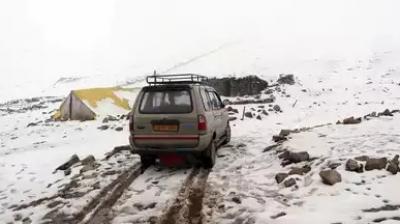 A vehicle plying on snow covered Mughal Road (file photo)