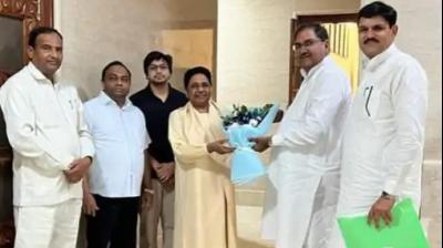 ਨਵੀਂ ਦਿੱਲੀ ’ਚ ਬਸਪਾ ਸੁਪਰੀਮੋ ਮਾਇਆਵਤੀ ਨਾਲ ਮੁਲਾਕਾਤ ਕਰਦੇ ਹੋਏ ਅਭੈ ਚੌਟਾਲਾ