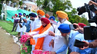 ਡਾ. ਵਿਕਰਮਜੀਤ ਸਿੰਘ ਸਾਹਨੀ ਨਵੇਂ ਸੁਰਜੀਤ ਕੀਤੇ ਅਸਥ ਘਾਟ ਦਾ ਉਦਘਾਟਨ ਕਰਦੇ ਹੋਏ 