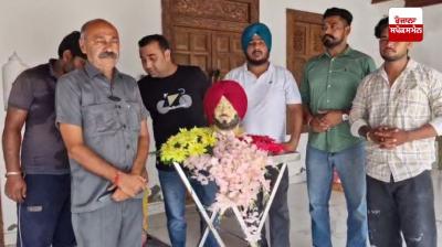 ਆਰਟਿਸਟ ਰਾਮਪਾਲ ਬਹਿਣੀਵਾਲ ਨੇ ਜਸਵਿੰਦਰ ਭੱਲਾ ਦਾ ਸਟੈਚੂ ਤਿਆਰ ਕਰਕੇ ਉਨ੍ਹਾਂ ਨੂੰ ਦਿੱਤੀ ਸ਼ਰਧਾਜਲੀ 