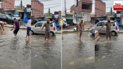 Look at the spirit of the Punjab Police personnel, doing their duty barefoot in the pouring rain.