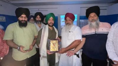 ਫੌਜ ਦੇ ਕੈਪਟਨ ਸੁਖਵਿੰਦਰ ਸਿੰਘ ਭੋਗਲ ਨੂੰ ਸਨਮਾਨਿਤ ਕਰਦੇ ਹੋਏ ਤਸਵੀਰ 