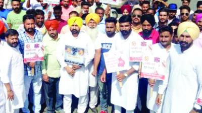 Hirdepal Singh Dhindsa Protesting with others