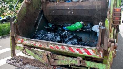 Man throws 16 lakhs cash in garbage bin