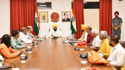 ਹਿੰਦੂ ਜਥੇਬੰਦੀ CM ਭਗਵੰਤ ਮਾਨ ਨਾਲ ਮੁਲਾਕਾਤ ਕਰਦੇ ਹੋਏ  