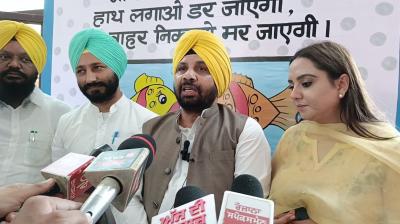 ਕੈਬਨਿਟ ਮੰਤਰੀ ਹਰਭਜਨ ਸਿੰਘ ਪੱਤਰਕਾਰਾਂ ਨਾਲ ਗੱਲਬਾਤ ਕਰਦੇ ਹੋਏ 