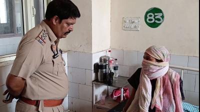 ਲੜਕੀ ਨਾਲ ਗੱਲਬਾਤ ਕਰਦੇ ਹੋਏ ਪੁਲਿਸ ਅਧਿਕਾਰੀ 