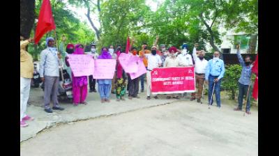 ਸੀਪੀਆਈ ਮੋਹਾਲੀ ਕਾਮਰੇਡ ਮਹਿੰਦਰ ਸਿੰਘ ਦੀ ਅਗਵਾਈ 'ਚ ਕੀਤੇ ਰੋਸ ਪ੍ਰਦਰਸ਼ਨ ਦੀ ਝਲਕ।