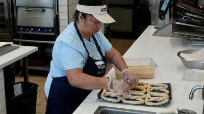 20 dollar minimum wage for fast food workers in California set to start Monday