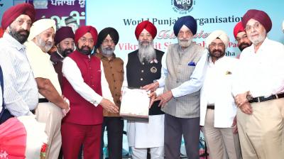 Iqbal Singh Lalpura honored Vikram Sahni on receiving an honorary doctorate