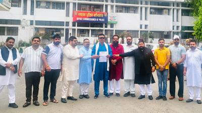 ਪੁਲਿਸ ਕਮਿਸ਼ਨਰ ਦਫ਼ਤਰ ਦੇ ਬਾਹਰ ਜੁਆਇੰਟ ਪੁਲਿਸ ਕਮਿਸ਼ਨਰ ਨੂੰ ਸ਼ਿਕਾਇਤ ਸੌਂਪਦੇ ਹੋਏ ਹਿੰਦੂ ਸੰਗਠਨਾਂ ਦੇ ਨੁਮਾਇੰਦੇ।