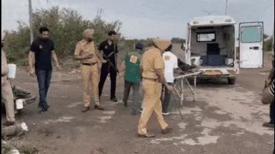 ਪੁਲਿਸ ਮੁਲਜ਼ਮਾਂ ਨੂੰ ਕਾਬੂ ਕਰਦੀ ਹੋਈ 