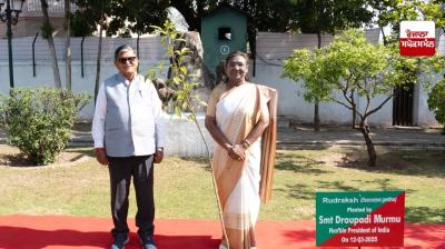  ਰਾਸ਼ਟਰਪਤੀ ਦ੍ਰੋਪਦੀ ਮੁਰਮੂ ਨੇ ਪੰਜਾਬ ਰਾਜ ਭਵਨ ਵਿਖੇ ਰੁਦਰਾਕਸ਼ ਦਾ ਪੌਦਾ ਲਗਾਇਆ 