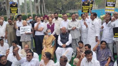 Opposition parties protest!