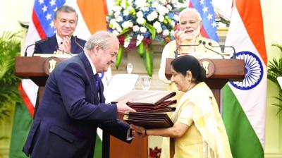 After the agreement, the Foreign Minister of the two countries giving each other's file to the agreement