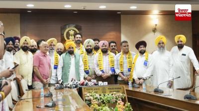 ਅਕਾਲੀ ਦਲ ਨੂੰ ਵੱਡਾ ਝਟਕਾ : ਮਾਝੇ ਦੇ ਸੀਨੀਅਰ ਅਕਾਲੀ ਆਗੂ ਹਰਮੀਤ ਸਿੰਘ ਸੰਧੂ ਆਪਣੇ ਸਾਥੀਆਂ ਸਮੇਤ 'ਆਪ' ਵਿੱਚ ਸ਼ਾਮਲ ਹੋਏ