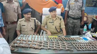 ਪੁਲਿਸ ਅਧਿਆਪਕ ਦੇ ਘਰ ਛਾਪੇਮਾਰੀ ਕਰ ਹਥਿਆਰ ਜ਼ਬਤ ਕਰਦੀ ਹੋਈ 