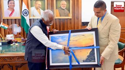Haryana Governor unveils Harpreet Sandhu's painting on "Sukhna Lake"