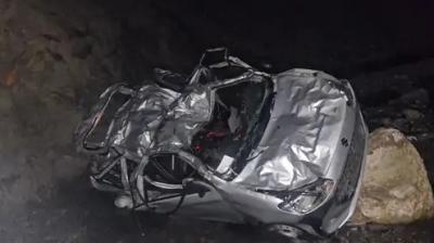 Car falls into gorge in Shimla