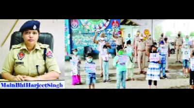 ਐੱਸ.ਐੱਸ.ਪੀ. ਅਮਨੀਤ ਕੌਂਡਲ 'ਮੈਂ ਹਾਂ ਹਰਜੀਤ ਸਿੰਘ' ਮੁਹਿੰਮ ਤਹਿਤ ਹਰਜੀਤ ਸਿੰਘ ਦੇ ਨਾਮ ਦੀ ਨੇਮ ਪਲੇਟ ਲਗਾਏ ਹੋਏ ਅਤੇ ਜੀ.ਟੀ.ਰੋਡ ਸਰਹਿੰਦ ਵਿਖੇ ਛੋਟੇ-ਛੋਟੇ ਬੱਚੇ ਪੁਲਸ ਵਲੋਂ ਨਿਭਾਈ ਜਾ ਰਹੀ ਡਿਊਟੀ ਅਤੇ ਹਰਜੀਤ ਸਿੰਘ ਨੂੰ ਸਲਾਮ ਕਰਦੇ ਹੋਏ।