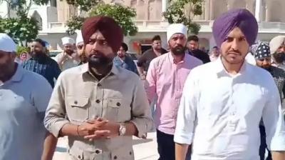 ਪੰਜਾਬੀ ਐਕਟਰ ਅੰਮ੍ਰਿਤ ਮਾਨ ਅਤੇ ਜਸ ਬਾਜਵਾ ਹਰਿਮੰਦਰ ਸਾਹਿਬ ਹੋਏ ਨਤਮਸਤਕ