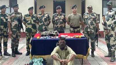 BSF ਦੇ ਜਵਾਨ ਆਰੋਪੀ ਬਾਰੇ ਜਾਣਕਾਰੀ ਦਿੰਦੇ ਹੋਏ 