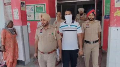  ਪੁਲਿਸ ਮੁਲਜ਼ਮ ਨੂੰ ਲਿਜਾਂਦੀ ਹੋਈ 