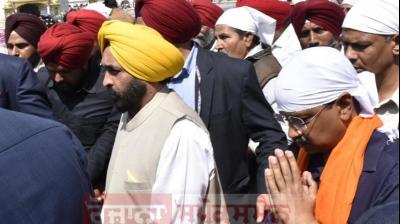 Bhagwant Mann and Kejriwal pay homage at Golden Temple after historic victory in elections