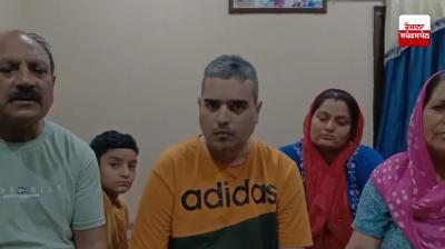 ਸੁਨੀਲ ਕੁਮਾਰ ਦੇ ਪਰਿਵਾਰਕ ਮੈਂਬਰ ਗੱਲਬਾਤ ਕਰਦੇ ਹੋਏ 