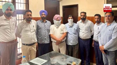 5000 ਰੁਪਏ ਰਿਸ਼ਵਤ ਲੈਂਦਾ ਨਾਇਬ ਤਹਿਸੀਲਦਾਰ ਤੇ ਪਟਵਾਰੀ ਵਿਜੀਲੈਂਸ ਬਿਊਰੋ ਵੱਲੋਂ ਰੰਗੇ ਹੱਥੀਂ ਗ੍ਰਿਫ਼ਤਾਰ