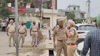 ਪੁਲਿਸ ਜਾਂਚ ਕਰਦੀ ਹੋਈ 