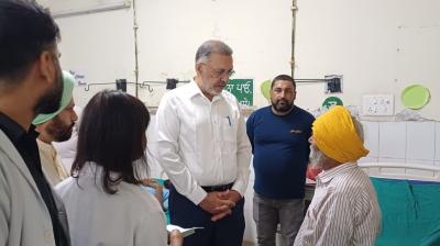 ਸਿਹਤ ਮੰਤਰੀ ਬਲਬੀਰ ਸਿੰਘ ਹਸਪਤਾਲ ’ਚ ਮਰੀਜ਼ ਨਾਲ ਗੱਲਬਾਤ ਕਰਦੇ ਹੋਏ  