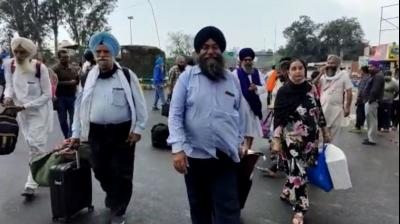 816 Sikh pilgrims return from pakistan 